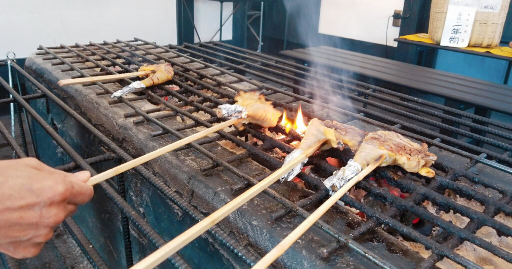 炭炉で炙って食べる「むかし鳥」